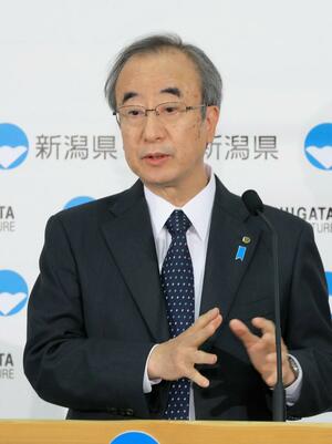 定例記者会見で水俣病被害者発言遮断問題などへの見解を述べる花角英世知事=新潟県庁