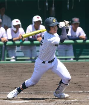 日本文理-開志学園 3回日本文理2死一、二塁、小川翔大が適時打を放ち、2-0=長岡市悠久山(長岡支社・佐藤勝矢)