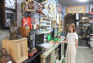 解体現場から引き取った品々が並ぶ「ふたたび堂 中川商店」=佐渡市両津湊