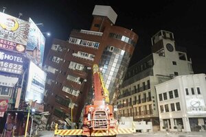台湾東部・花蓮で大きく傾いた建物=4月3日(共同)