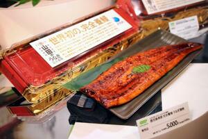 イオンが販売する完全養殖ウナギのかば焼き=28日午後、東京都品川区
