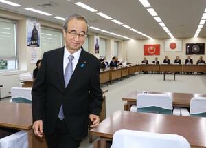 １２月定例会の閉会後、自民県議団へのあいさつを終えて引き上げる花角英世知事＝２２日、県議会