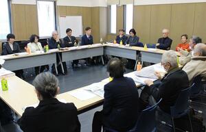 柏崎刈羽原発６号機の視察に訪れ、住民らと意見交換する「原発ゼロ・再エネ１００の会」の森裕子参院議員（左から１人目）ら＝１４日、刈羽村