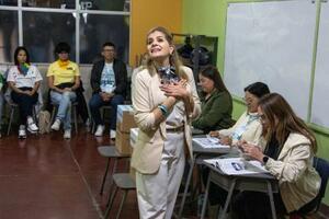 　コスタリカ大統領選で投票に臨む国民主権党候補のラウラ・フェルナンデス前大統領府相＝１日、サンホセ（ゲッティ＝共同）