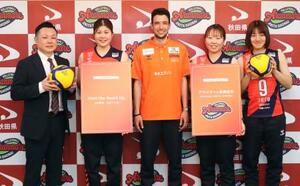 新チーム名「アランマーレ秋田庄内」を発表し、記念写真に納まる川釣奈津選手(左から2人目)ら=26日午後、秋田県庁