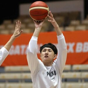プレーオフ準決勝の東京Z戦を前に、練習する新潟の川村卓也=長岡市