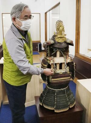 修復を終えた、上杉謙信が着用したとされる甲冑＝２３日、山形県米沢市