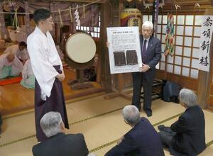 経櫃のパネルが披露された物部神社の春祭り=柏崎市西山町二田
