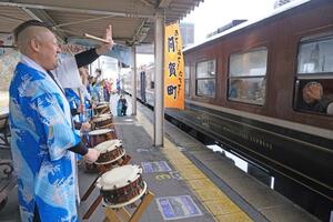 太鼓の演奏が響く中、JR津川駅を出発するSLばんえつ物語=阿賀町