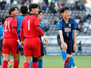 　北海に快勝し笑顔を見せる大津・村上慶（右端）ら＝フクアリ