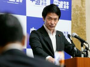 記者会見する中道改革連合の小川代表=12日午前、国会