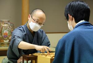棋王戦第3局に勝利した渡辺明棋王。感想戦で対局を振り返る=3月5日午後8時33分、新潟グランドホテル