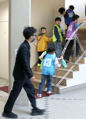 ゆきんこカップで「逃走中」を模した鬼ごっこを楽しむ子どもたち=加茂市希望ケ丘