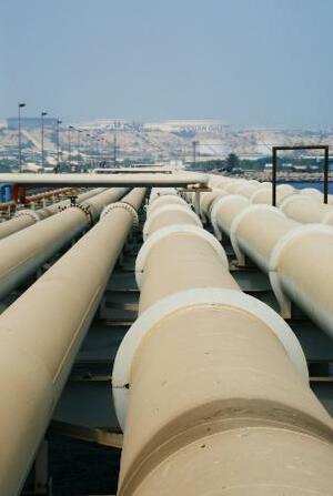 　タンカーが接岸する岸壁に原油を運ぶパイプライン＝２０１６年８月、イラン南部カーグ島（共同）