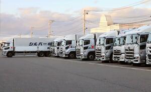 トラックが並ぶ新潟運輸新潟支店。暫定税率廃止後も業界を取り巻く厳しい環境は続くという=新潟市西区