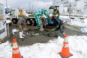 雪をどけながらの道路復旧工事=1月8日、新潟市西区ときめき西4