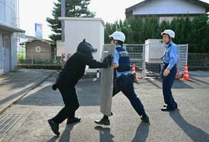 岐阜県警関署で行われたツキノワグマの出没を想定した対応訓練=1日午後