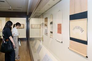 會津八一の戦中戦後の作品が並ぶ企画展=新潟市中央区万代3