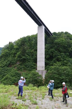 八十里越を象徴する5号橋梁。名称募集の対象の一つだ=2024年、三条市下田地域