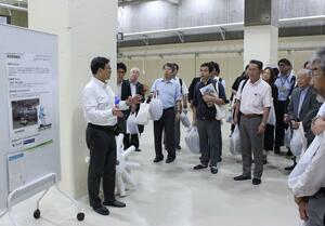 「リージョナルGXイノベーション共創センター」を見学する出席者=長岡市上富岡町