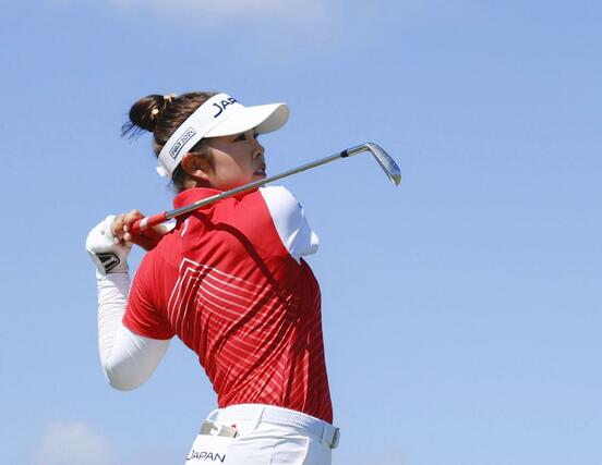 女子　最終ラウンド、２番でティーショットを放つ山下美夢有＝パリ郊外（共同）