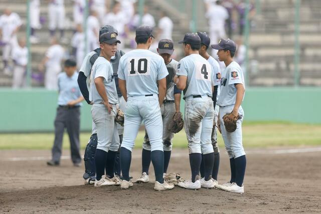 ５回裏　ピンチでマウンドに集まる新潟明訓ナイン＝９月６日、新発田市五十公野公園野球場
