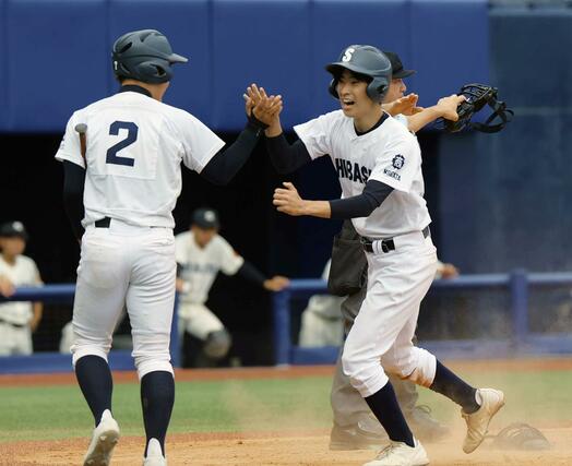 新発田商－新潟工　新発田商５回、ホームインし喜ぶ南波佳佑（右）＝エコスタ（写真映像部・佐藤将志）