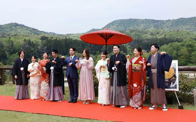 「第３４回つがわ狐の嫁入り行列」の花嫁花婿を決めた公開オーディションの参加者＝３日、阿賀町津川