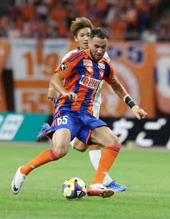 新潟－川崎　前半、ドリブル突破するＦＷブーダ＝ビッグスワン