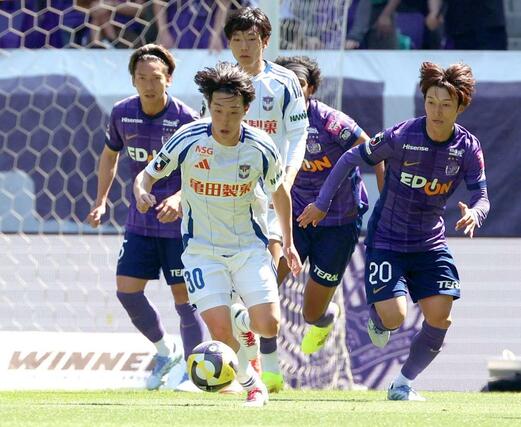 前半、攻め上がるＭＦ奥村仁（３０）＝Ｅピース