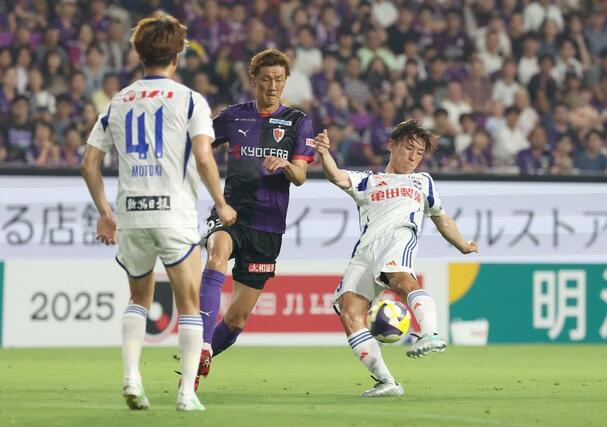 京都－新潟　前半、ゴールを狙うＭＦ秋山裕紀＝サンガＳ