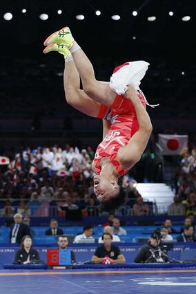 男子グレコローマン７７キロ級で金メダルを獲得し、宙返りして喜ぶ日下尚＝パリ（共同）
