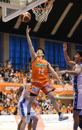 新潟－湘南　第１クオーター、濱田貴流馬がシュートを決め１７－２３＝２５日、新潟市中央区の鳥屋野総合体育館