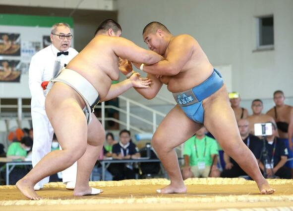 気迫でぶつかる中堅・ナラントヤー・フセルバートル=8月2日、大分県宇佐市