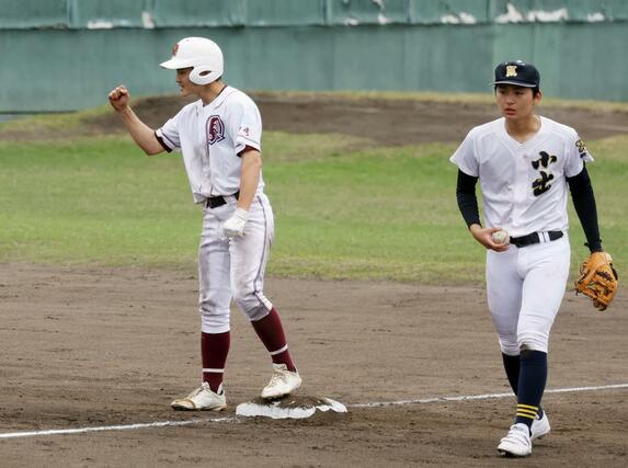 ４回裏柏崎２死一、三塁から小林（左）が適時三塁打を放ち５－０。三塁上でガッツポーズ＝４月２８日、柏崎市佐藤池野球場