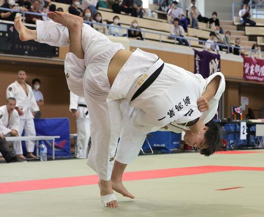 柔道男子団体決勝 内股を決めて一本勝ちした開志国際の主将、長谷川時道=新発田市カルチャーセンター(写真映像部・大須賀悠)