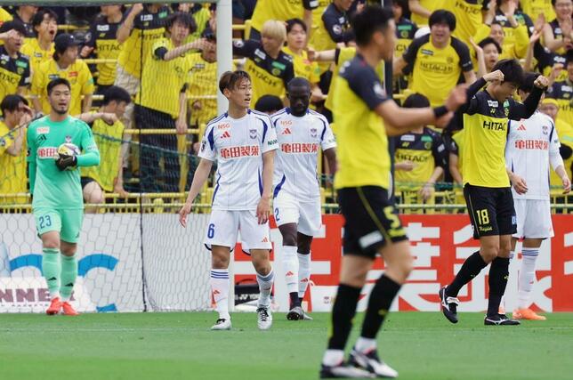 前半、同点とされ肩を落とすMF秋山裕紀(左から2人目)ら新潟の守備陣=三協フロンテア