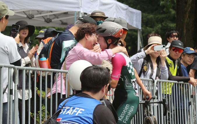 女子エリート・Ｕ２３を制した小林あか里（Ｋａｓｓｅｉｅｎ　Ｆｉｅｔｓ　Ｈｕｉｓ　Ｃｙｃｌｉｎｇ　Ｔｅａｍ）＝南魚沼市