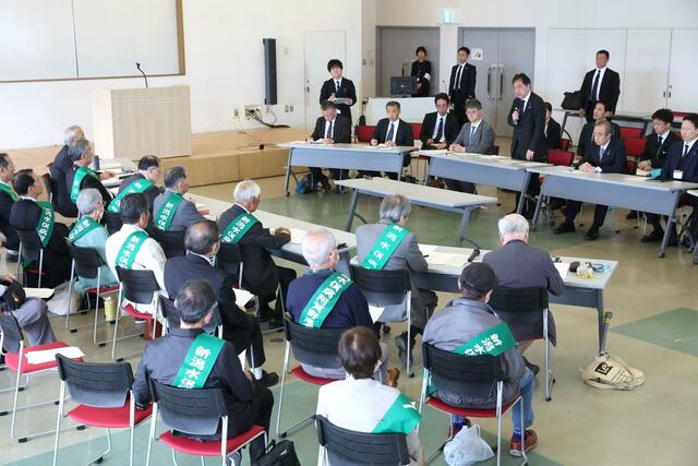 浅尾慶一郎環境大臣らと新潟水俣病の患者団体の懇談会＝３１日午前、新潟市中央区