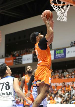 新潟－品川　第３クオーター、パウエルが決めて５３－４５＝アオーレ長岡