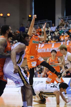 新潟-八王子 第4クオーター、3点シュートを打って相手のファウルを誘った五十嵐圭。フリースローも3本とも決めた=6日、新発田市カルチャーセンター