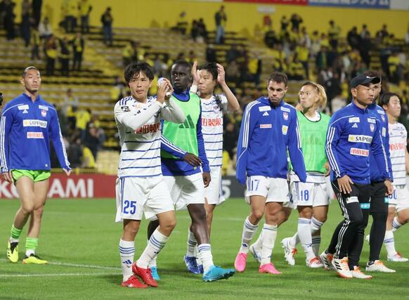 柏－新潟　ＤＦ藤原奏哉（左から２人目）の同点ゴールで勝ち点１を得た新潟＝三協Ｆ柏（写真映像部・永井隆司）