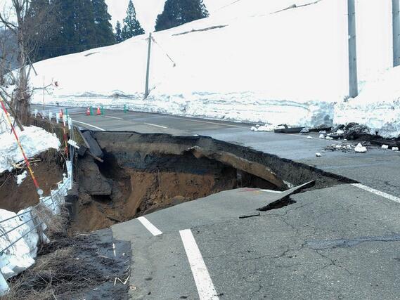 柏崎市の県道崩落現場