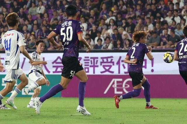 京都－新潟　後半、ゴールを狙うＭＦ奥村仁＝サンガＳ