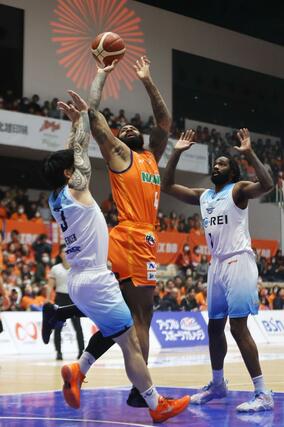 新潟－東京Ｚ　第１クオーター、シュートするフェルプス＝１月１１日、アオーレ長岡