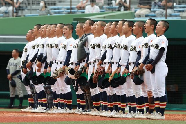 敦賀気比－日本文理　敦賀気比を破り、校歌を歌う日本文理の選手たち＝富山市民球場