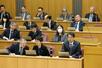 本会議に出席した中原八一市長(手前右)