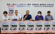 　松山市の減額処分取り消しを求めた控訴審判決後、記者会見する原告側弁護団の菅陽一弁護士（中央）ら＝２６日午後、高松市