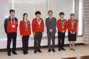 技能五輪全国大会の入賞者4人が大会の成果を述べた報告会=12月19日、県庁
