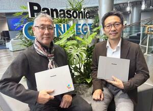 パナソニックコネクトの「レッツノート」に携わってきた束原崇シニアマネジャー(左)と田中慎太郎マネジャー=2025年11月、大阪市中央区